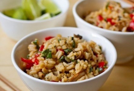 Жаренный рис с овощами в тайском стиле