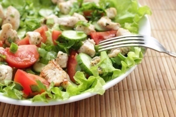 Салат из курицы и свежих овощей - отличный и быстрый обед и ужин