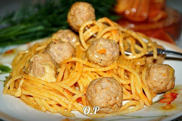 Спагетти с фрикадельками в сливочно-сырном соусе