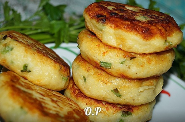 Картофельные биточки с луком и сыром Картофельные биточки с луком и сыром