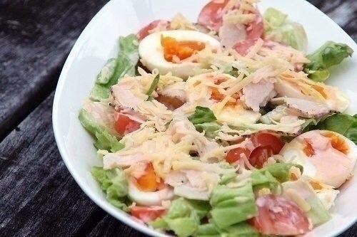 Салат с курицей,яйцом и помидором Салат с курицей,яйцом и помидором