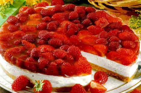КЛУБНИЧНО - МАЛИНОВЫЙ ТОРТ С КОКОСОВЫМ КРЕМОМ