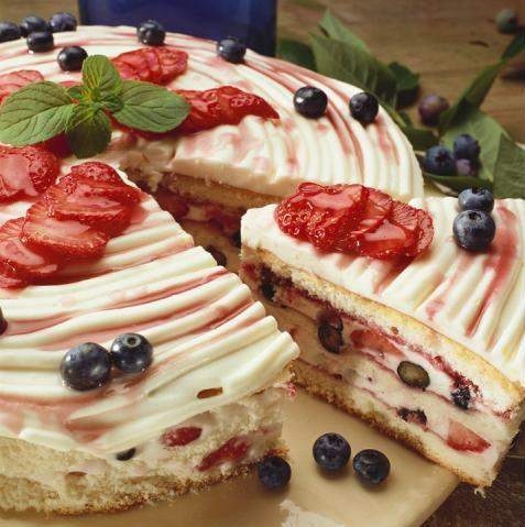 БИСКВИТНЫЙ ТОРТ С КЛУБНИКОЙ И ЧЕРНИКОЙ