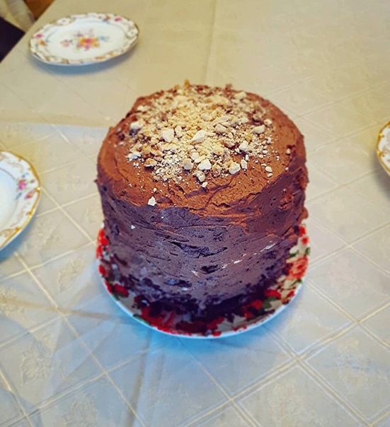 Шоколалный торт с безе и грецким орехом