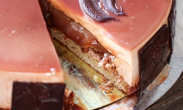 Рецепт торта с шоколадным муссом и мягкой карамелью