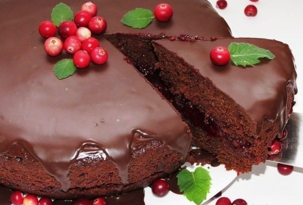 Шоколадно-клюквенный торт в мультиварке