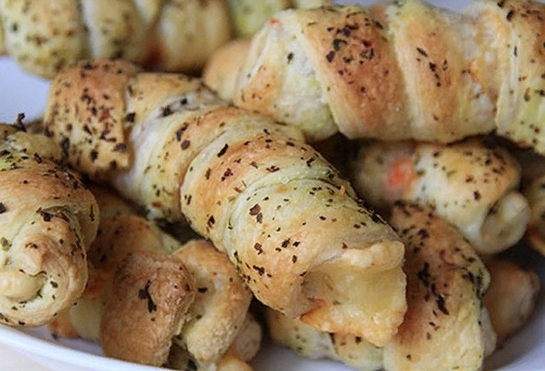 ЗАВИТУШКИ С КРАБОВЫМИ ПАЛОЧКАМИ И СЫРОМ