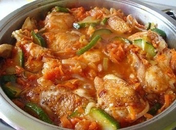 Ароматная курица с кабачками в соусе.