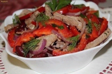 Салат со свининой ,фасолью и сладким перцем
