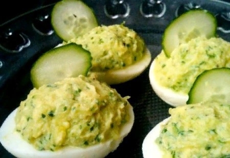 Яйца, фаршированные свежими огурцами