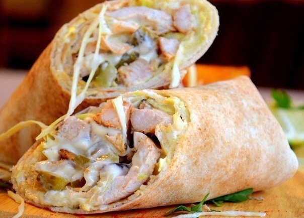 Шаурма с курицей и солеными огурцами