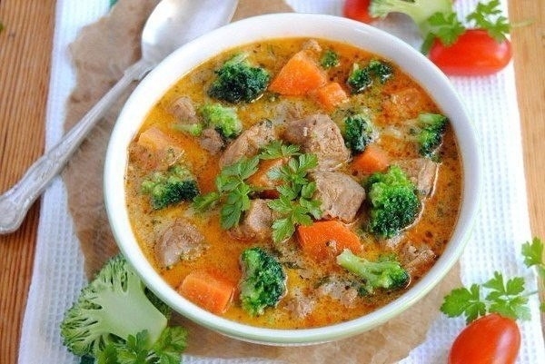 Тушеная телятина с брокколи и морковью