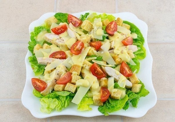Салат &laquo;Цезарь&raquo; с курицей