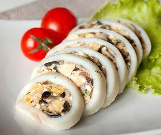 Кальмары, фаршированные омлетом