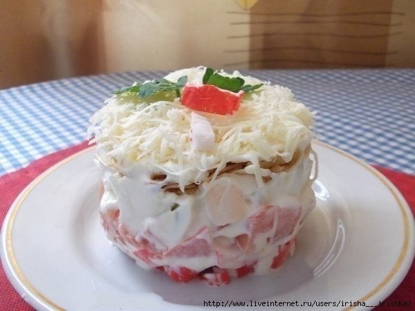 Салат с крабовыми палочками и помидорами
