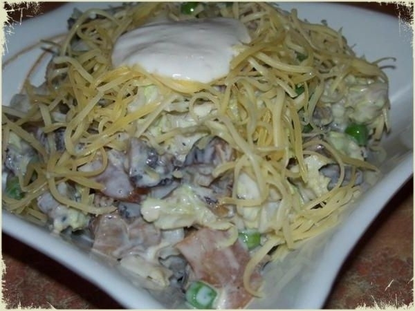 Салат с печеными шампиньонами и куриной грудкой