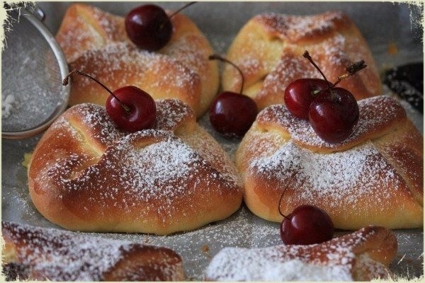 Лучшая домашняя выпечка &mdash; Конвертики с творогом и черешней