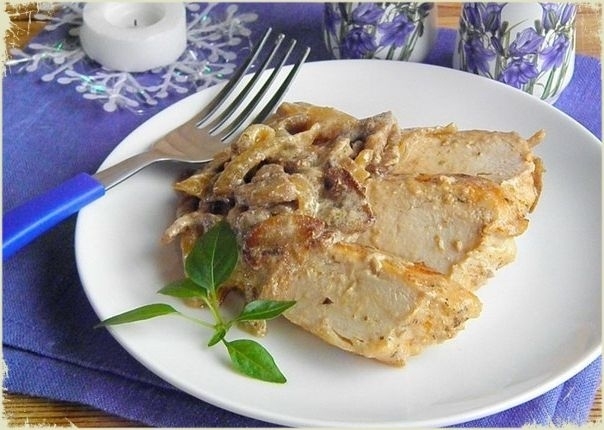 КУРИНОЕ ФИЛЕ ПОД ГРИБНЫМ СОУСОМ КУРИНОЕ ФИЛЕ ПОД ГРИБНЫМ СОУСОМ