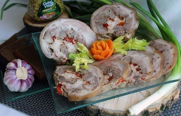 Вареный рулет из свиной рульки