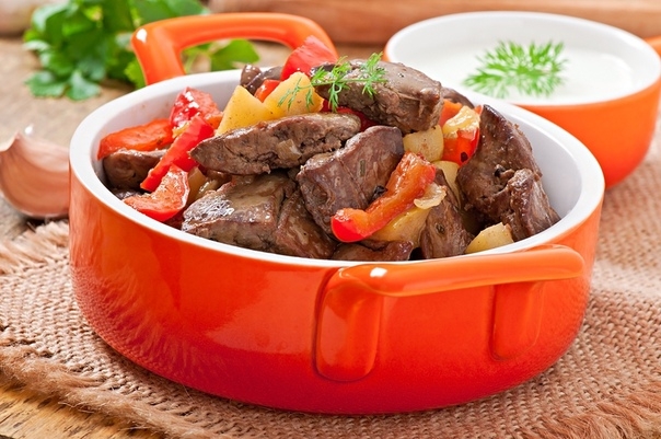 Куриная печень с болгарским перцем и яблоками