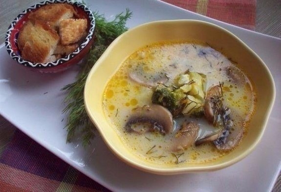 Сырный суп(с шампиньонами и брокколи).