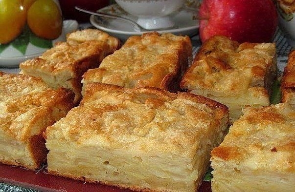 Осень-сезон яблок, предлагаем вам испечь вкуснейший пирог-суфле!