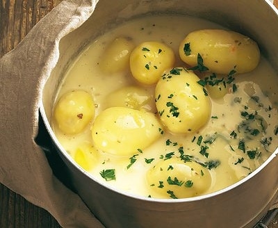 Картофель под соусом бешамель можно подавать как гарнир или в качестве основного блюда.