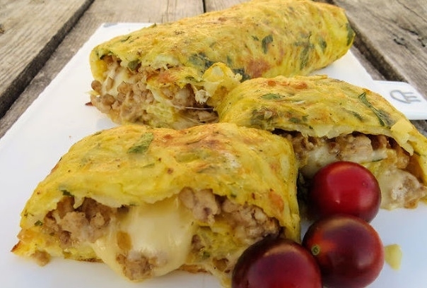 Картофельный рулет с мясом и сыром