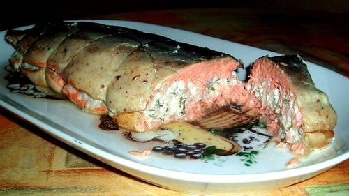 Горбуша, фаршированная сыром и грибами