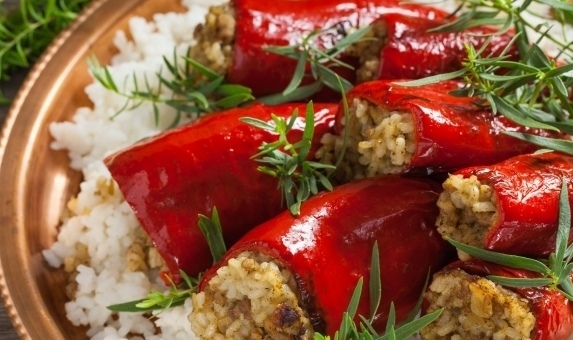 ПЕРЕЦ, ФАРШИРОВАННЫЙ МЯСОМ И РИСОМ, НА СКОВОРОДЕ