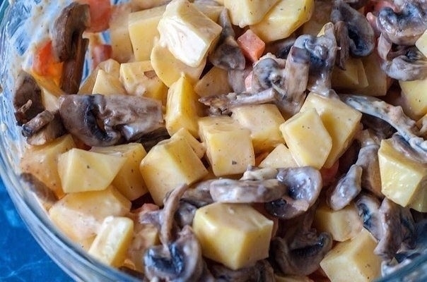 Запеченная картошечка с грибами и сметаной.