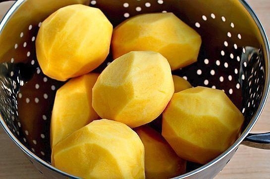 Ароматный картофель фри, запеченный в духовке.