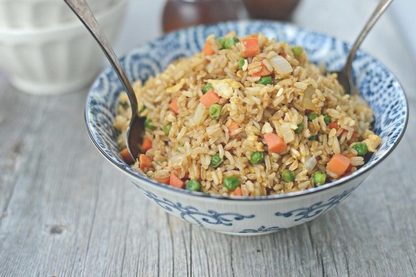 ЖАРЕНЫЙ РИС ПО ТАЙСКИ С ЯЙЦОМ И ОВОЩАМИ