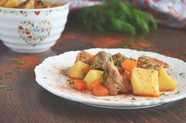 КАРТОШКА С МЯСОМ ТУШЕНАЯ В КАСТРЮЛЕ