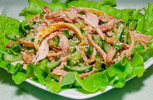 КОРЕЙСКИЙ САЛАТ С КУРИНОЙ ГРУДКОЙ И СОЕВЫМ СОУСОМ