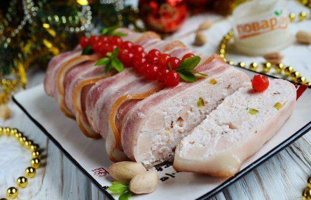 Куриный террин с брусникой, ветчиной и фисташками