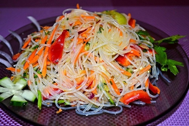 Салат с фунчозой и овощами. Ингредиенты: