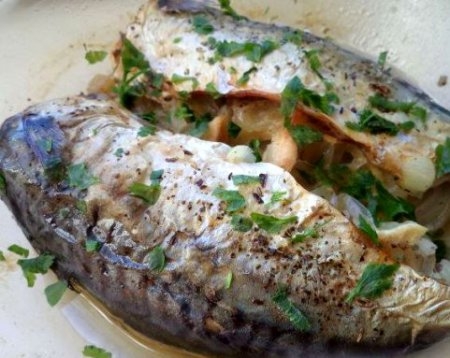 Скумбрия, запеченная с луком