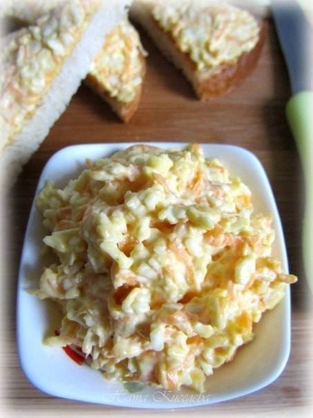 Закуска из плавленого сырка, моркови и яиц