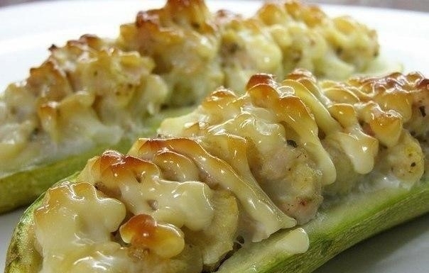 Кабачки, фаршированные курицей и овощами.