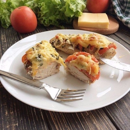 Куриное филе с помидорами под сырной шапочкой Куриное филе с помидорами под сырной шапочкой