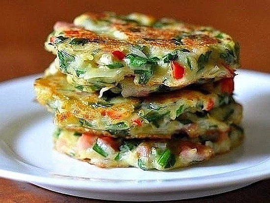 Дранички с ветчиной, сыром и зеленью.