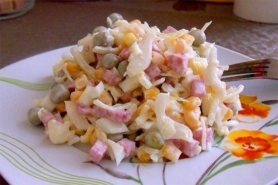 Капустный салат с кукурузой и колбасой.