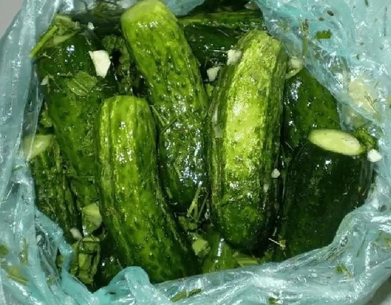 Вкуснейшие в пакетах помидорчики и огурчики.