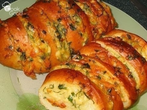 Вкусный хлеб с маслом, сыром и чесноком