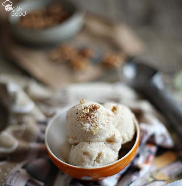 Мороженое из жареных бананов, карамели и орешков