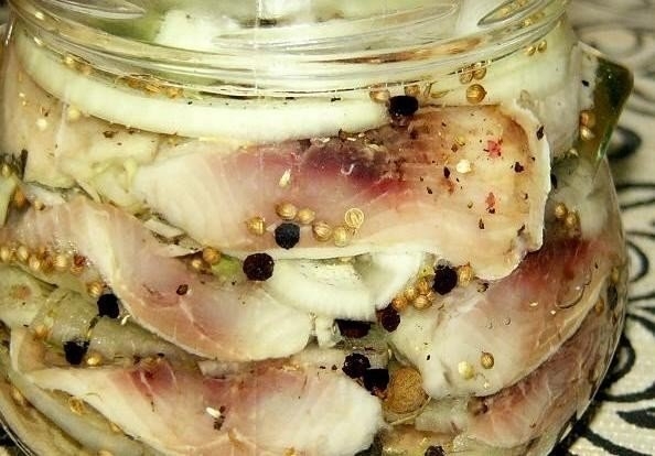 Вкусная и быстрая селедка в маринаде Вкусная и быстрая селедка в маринаде