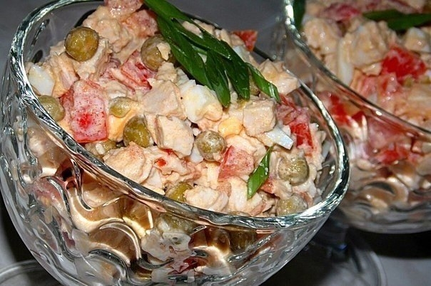 Салат с куриной грудкой, помидорами и зелёным горошком. Салат с куриной грудкой, помидорами и зелёным горошком.