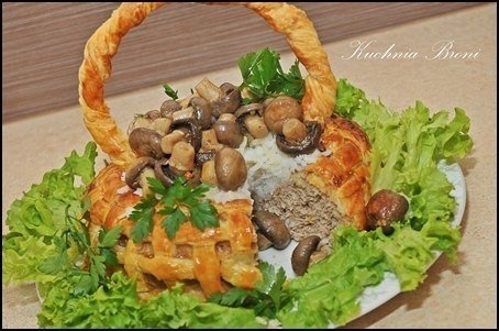 Корзина из слоеного теста с мясом, рисом и грибами