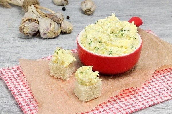 Сырная закуска с чесноком.